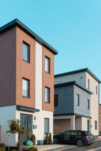 A row of neutral coloured two-toned townhouses relating to comparing fixed vs variable rates in mortgages.