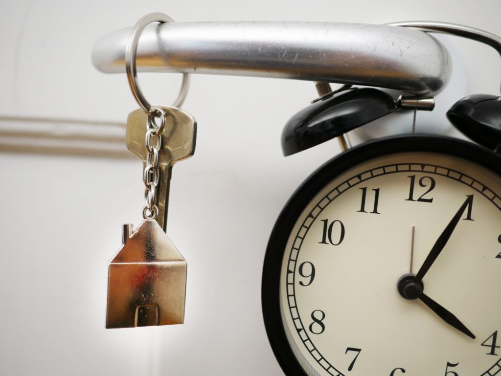 a clock and keys representing a 5 year fixed mortgage.